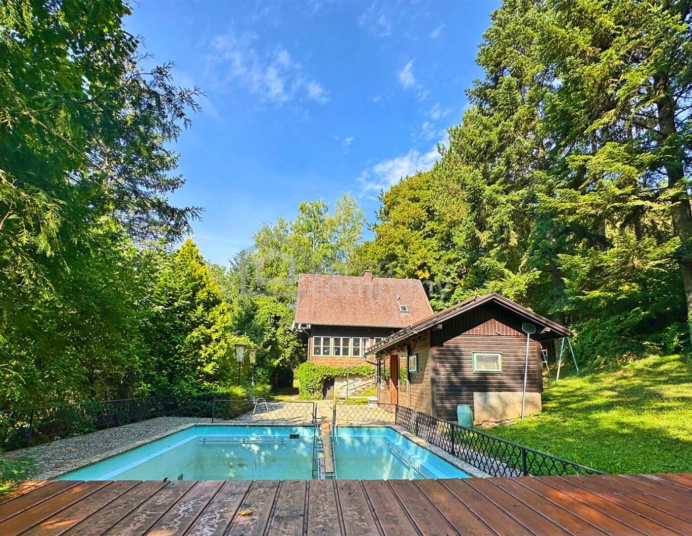 Renovierungsbedürftiges Landhaus mit Pool , Grundfläche 1.594 m² Renovierung und Schönheitsreparaturen sind erforderlich, dennoch sofort beziehbar!