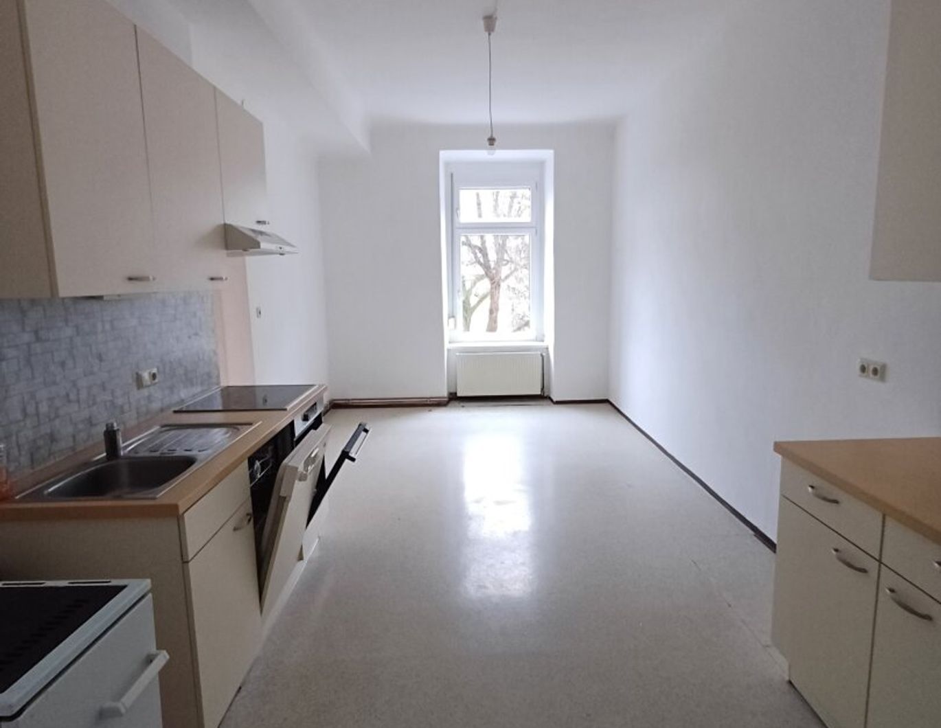 84 m² - Altbauwohnung um € 694,00 - 2 Zimmer Wohnung mit Wohnküche - großzügige, helle Räume - Möglichkeit auf Parkplatz im Innenhof