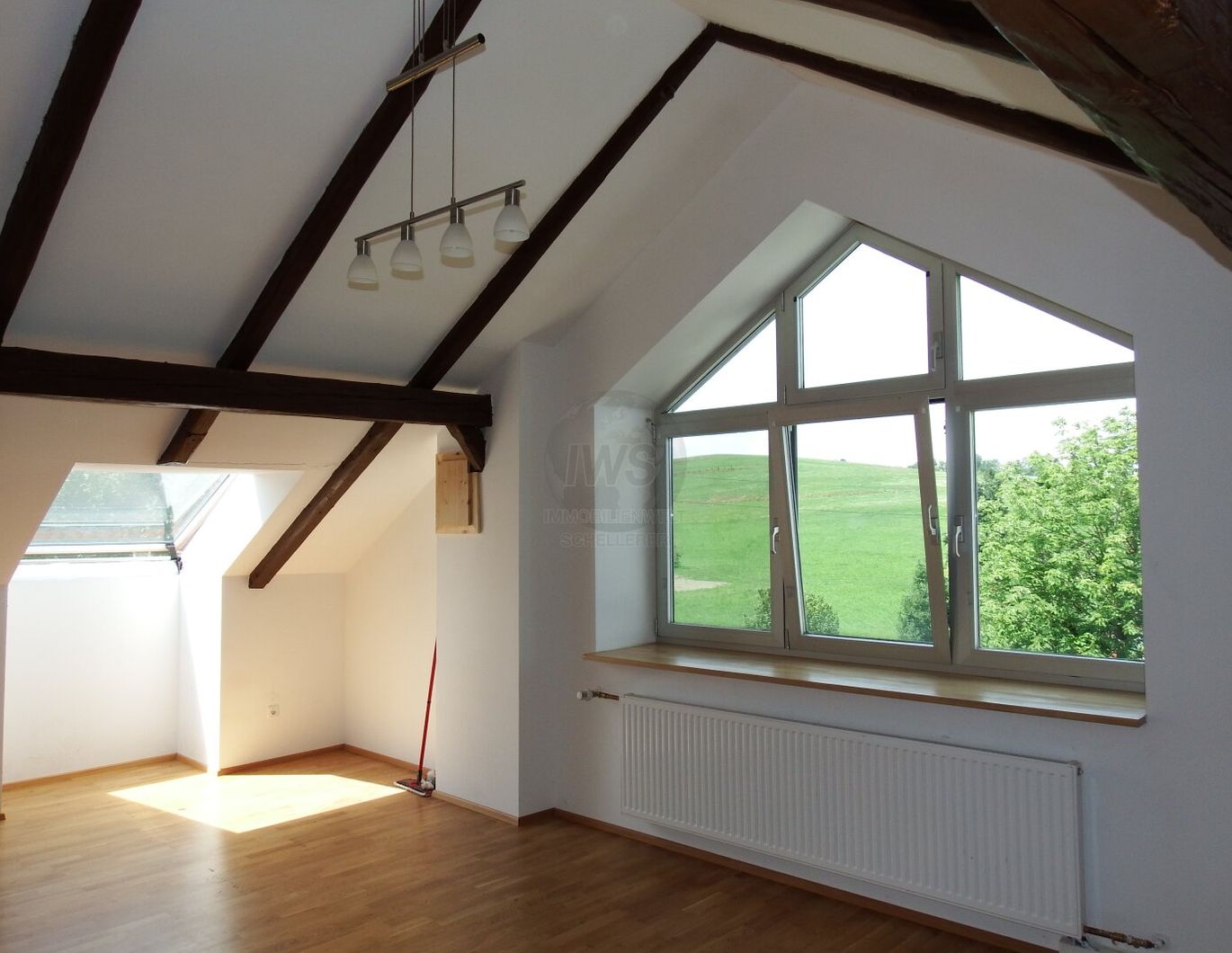 Freundliche 82 m2 , 3 Zimmer- DG- Wohnung mit ca. 500m2 Gemeinschaftsgarten