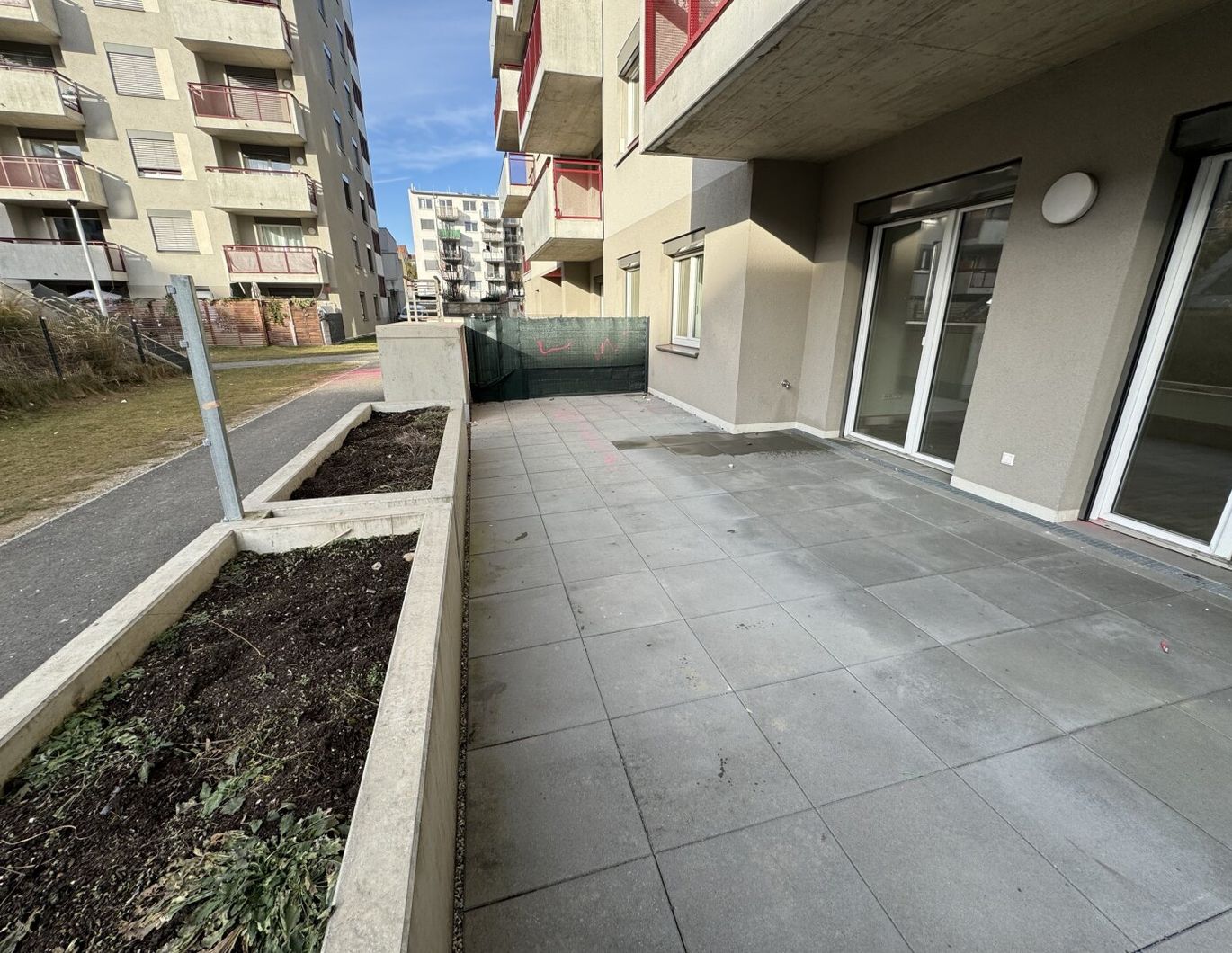 Kompakte günstige 2 -Zimmer Erdgeschoßwohnung mit 35 m² Terrasse- unbefristeter Mietvertrag