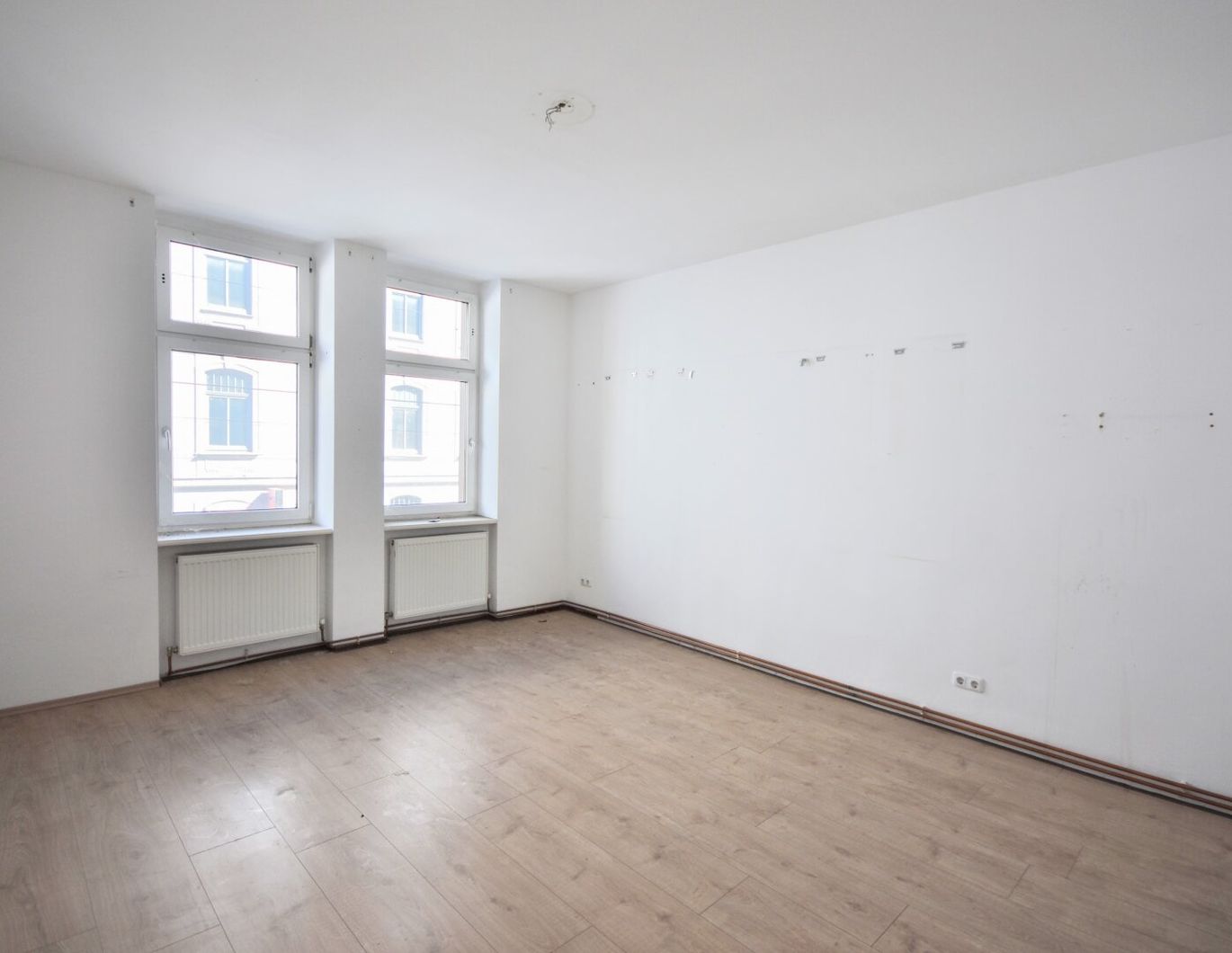 Altbau mit Charme - lichtdurchflutete Wohnung zum Sanieren