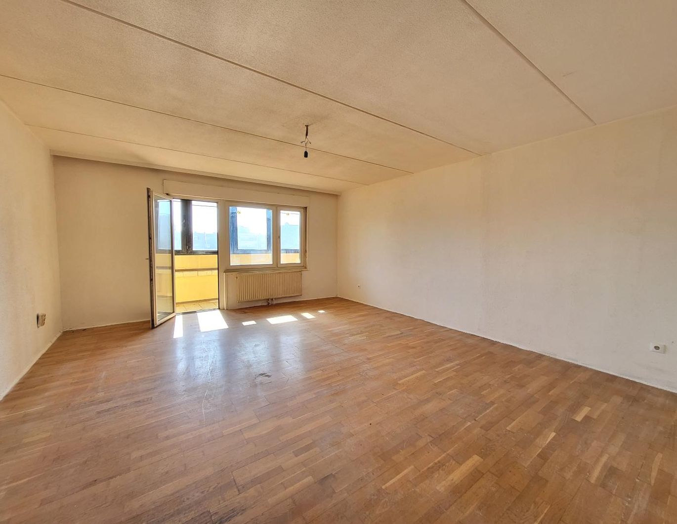 HELLE 2-ZIMMERWOHNUNG MIT GROSSER LOGGIA
