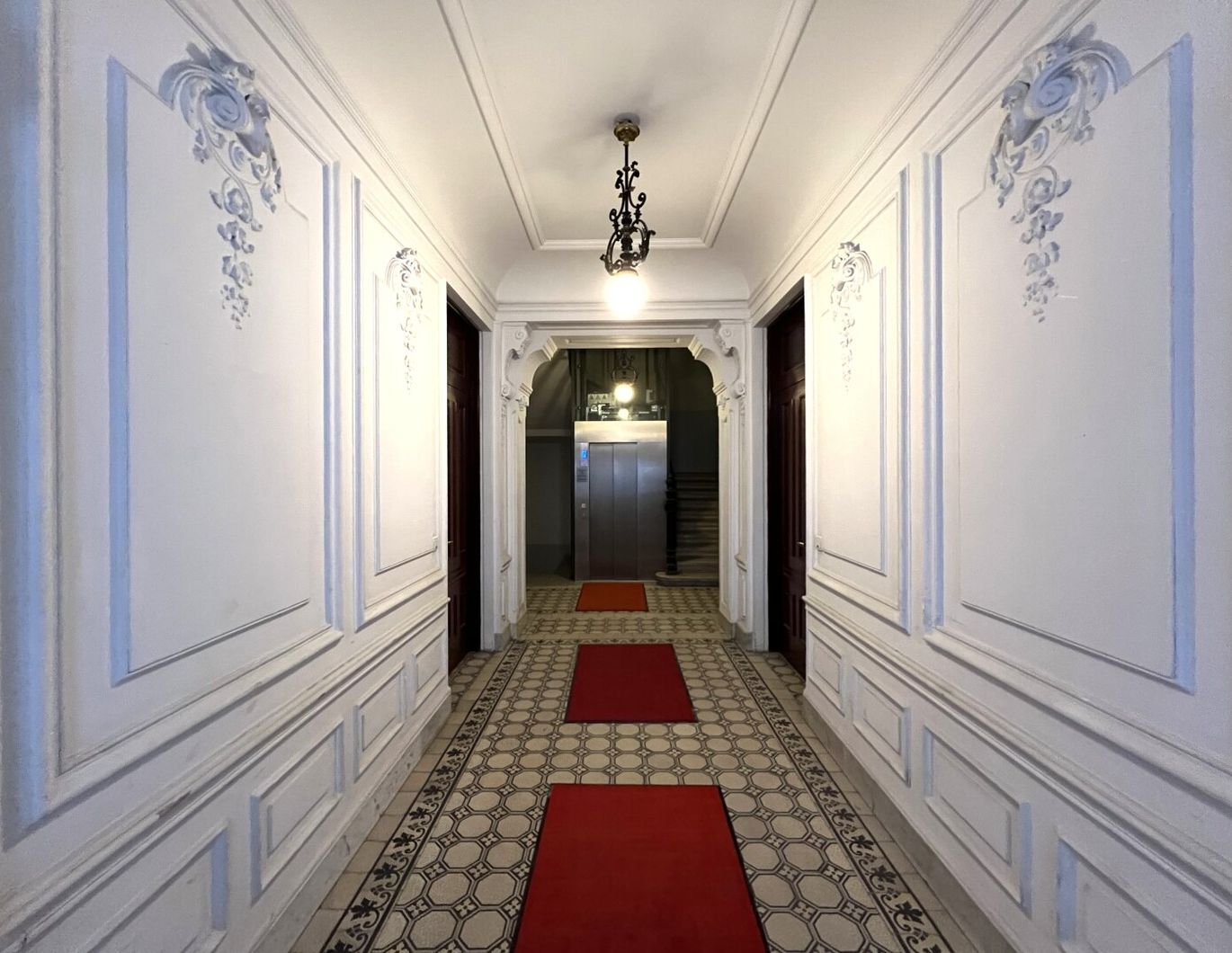 ERSTBEZUG NACH GENERALSANIERUNG: Erstklassige Altbauwohnung mit Stuckdecken in ruhiger Lage