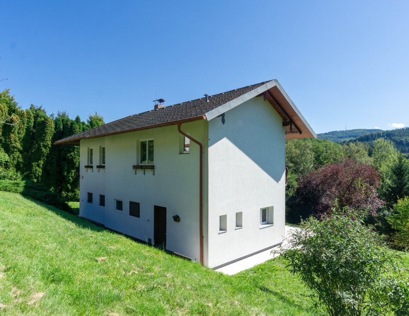 Toplage mit Weitblick: Einfamilienhaus mit großem, erweiterbarem Grundstück