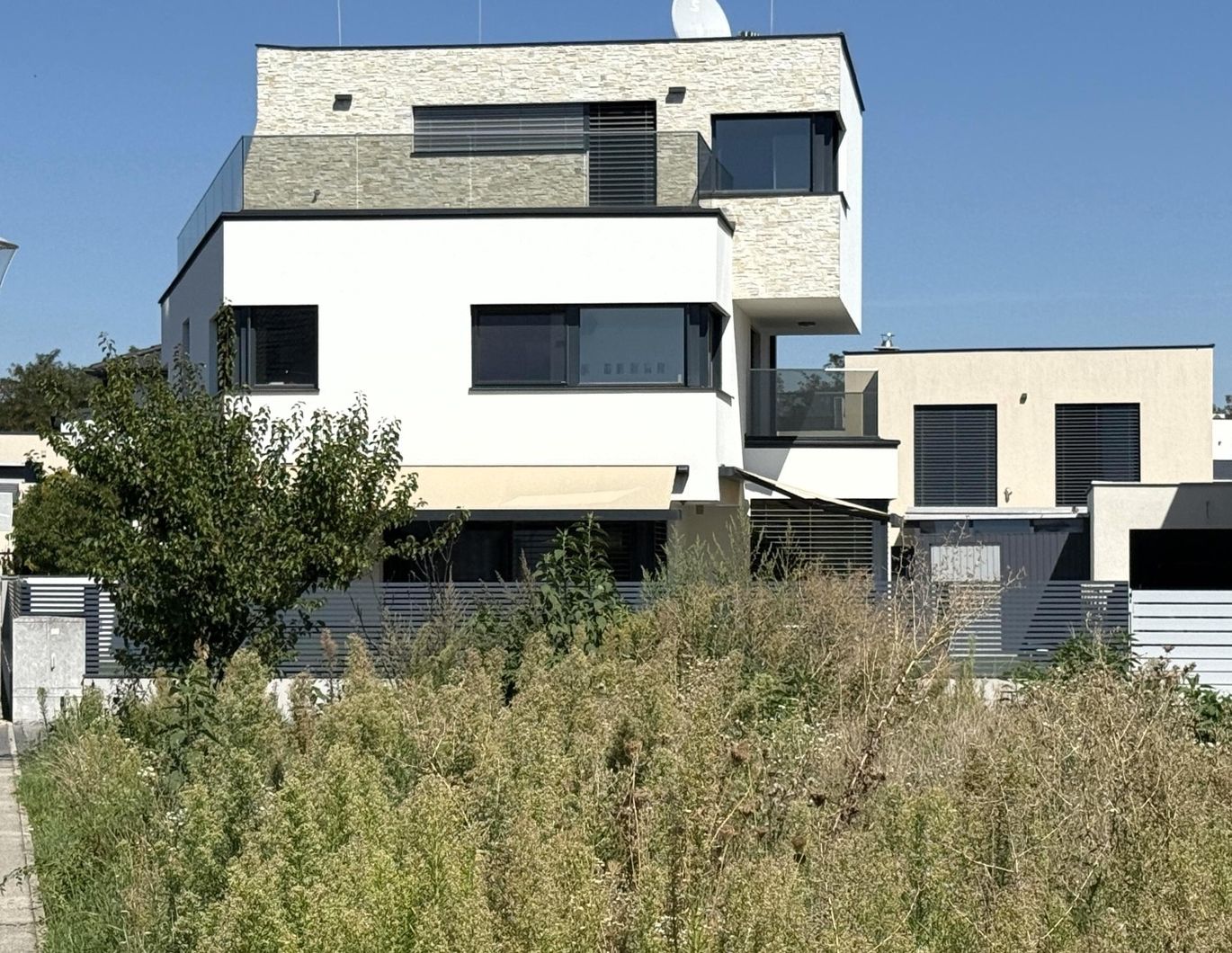 Ultramoderne Arch.-Villa Stahlbeton-Bauweise im neuen Villenviertel // Ultra-modern architect-designed villa Reinforced concrete construction //