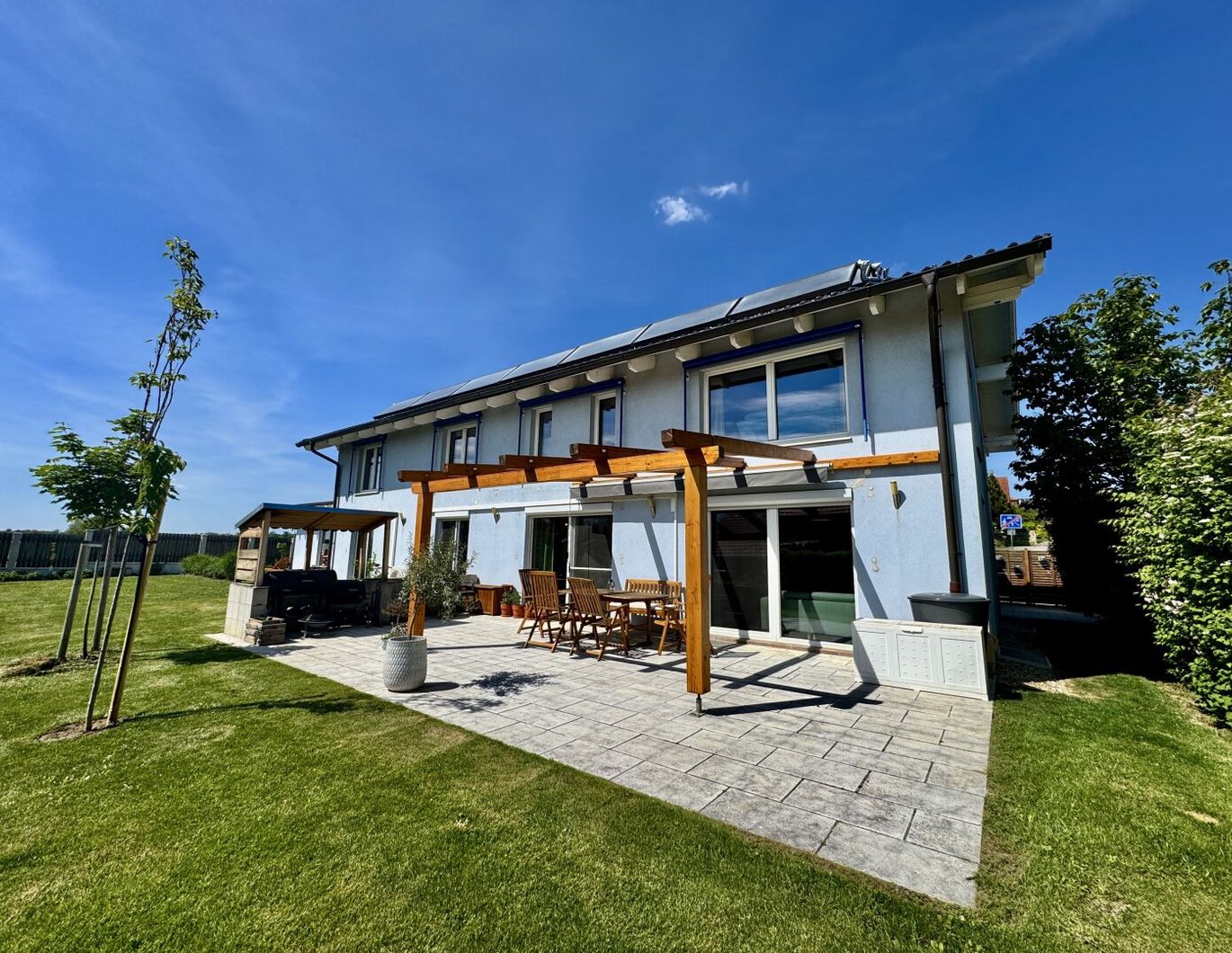 GROSSZÜGIGE VILLA IN BOCKFLIEß MIT 11 ZIMMER, POOL, DOPPELGARAGE UND WUNDERSCHÖNEM GARTEN
