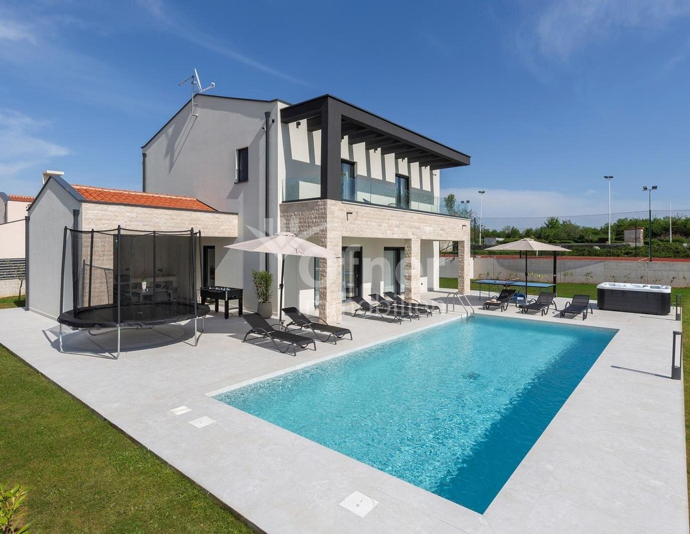 Istrien - moderne Villa mit Swimmingpool und Tennisplatz