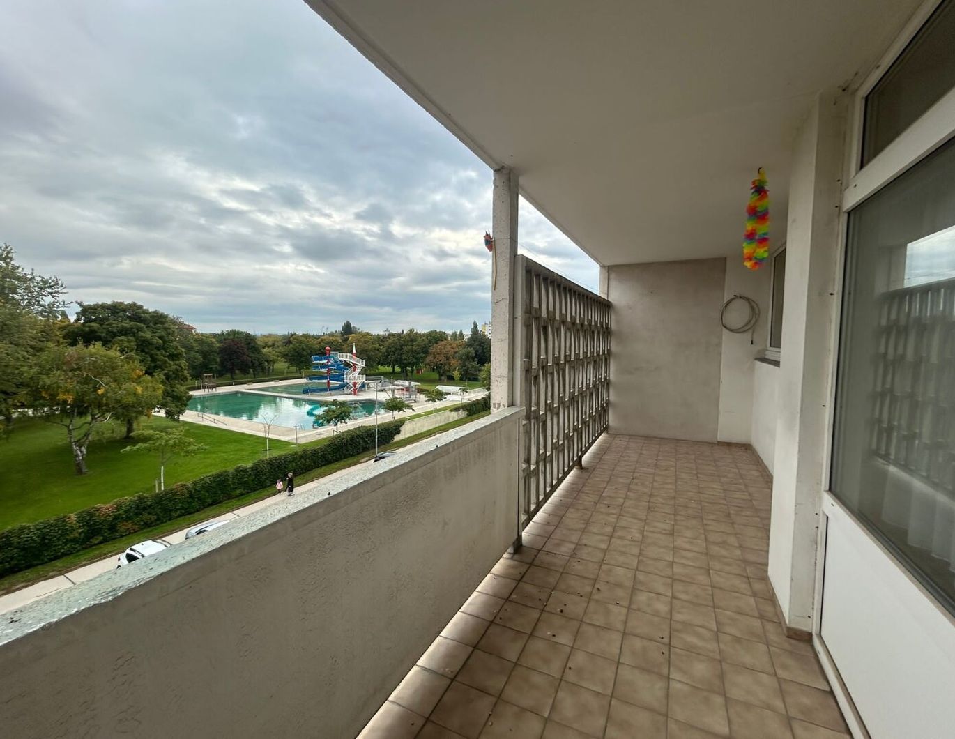 Brauhausstraße - Neubaugarconniere mit Loggia zu vermieten