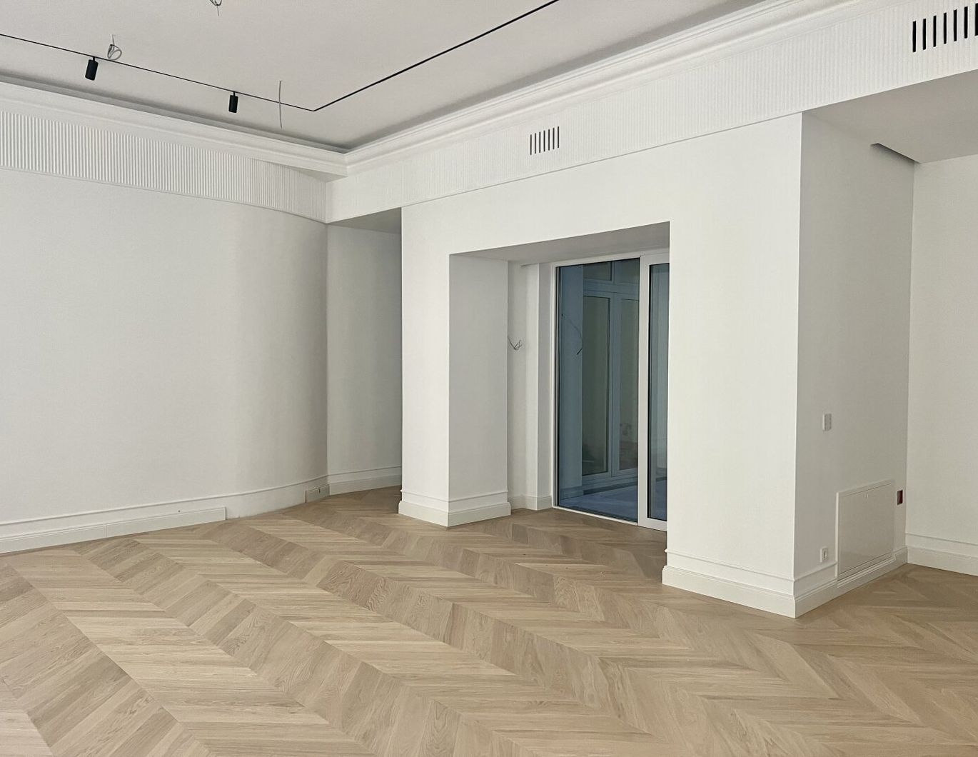 ERSTBEZUG!! TOP sanierte Altbauwohnung mit Freiflächen!!!!