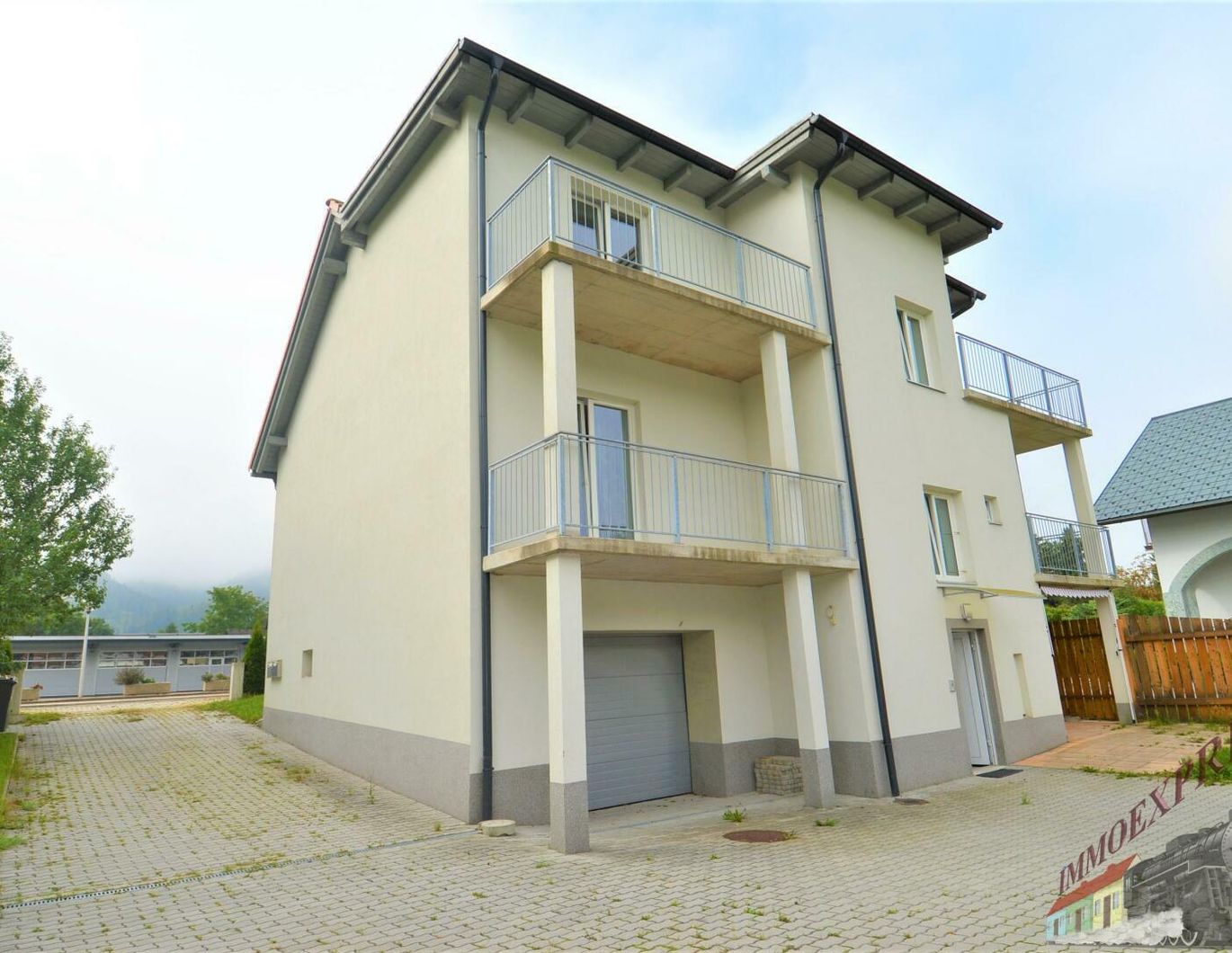 2 Wohneinheiten mit großem Carport und Garage