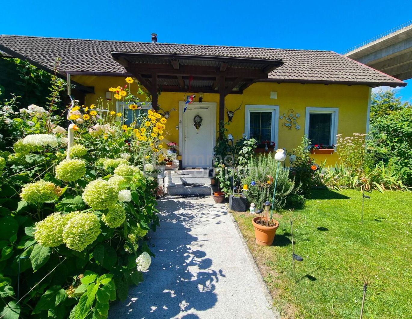 KAPITALANLAGE in PRESSBAUM: Charmantes Haus mit großem Pool