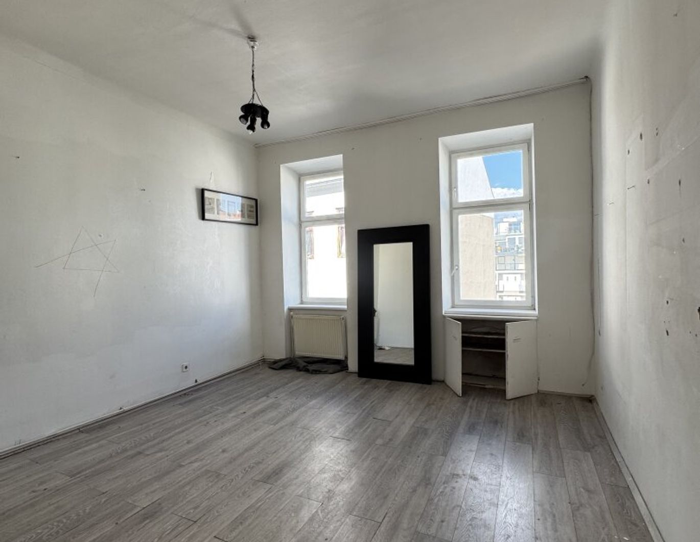 Altbauwohnung mit Entwicklungspotenzial in urbaner Ruhelage