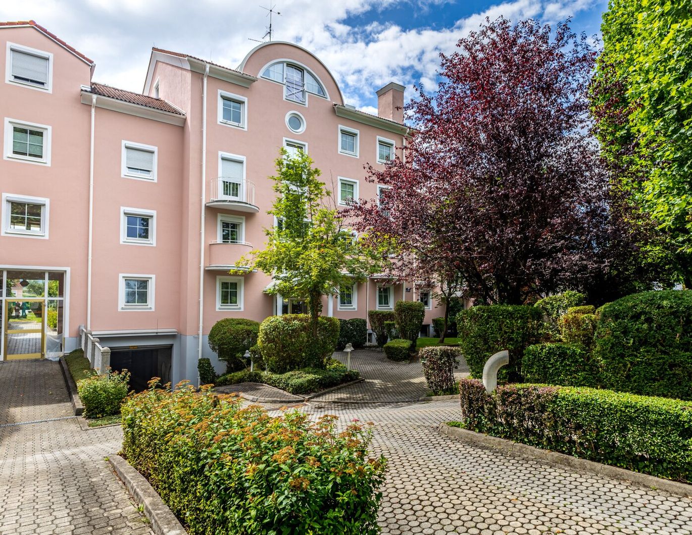 Wohnlich mit Flair: 2-Zimmer-Dachgeschoß-Wohnung mit Tiefgarage