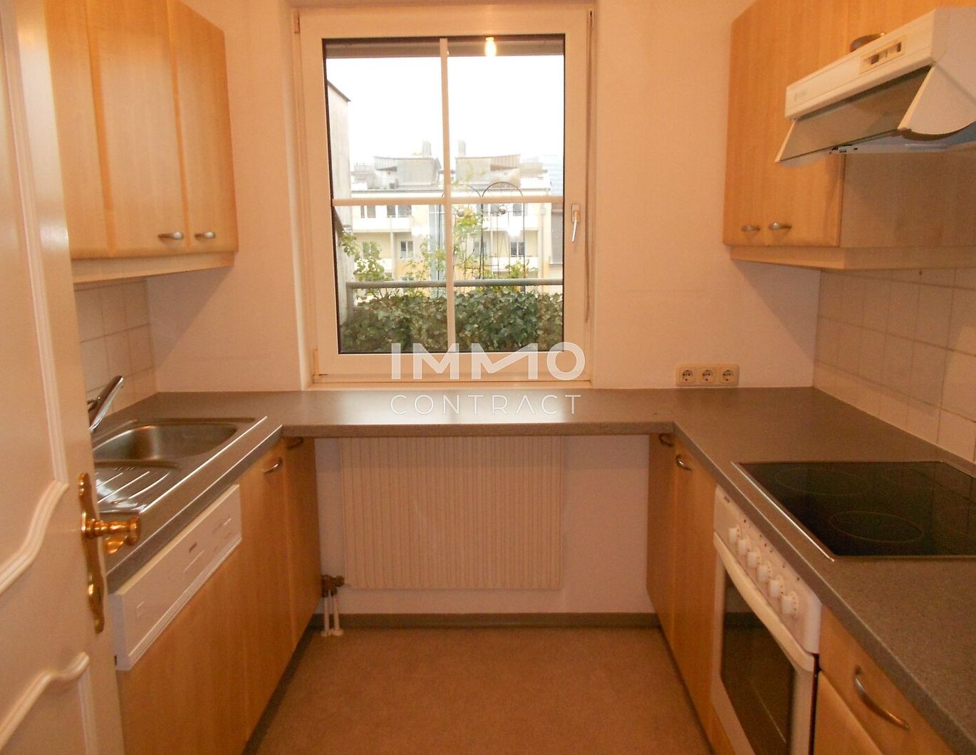 **Ab sofort** Sonnige 3-Zimmer Wohnung mit Dachterrasse in der Volksfeststrasse 34 - Top 13