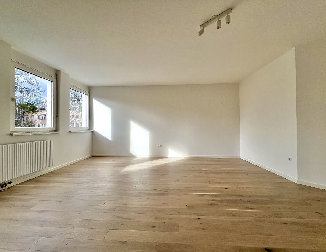 TRAUMHAFTER GARTENBLICK! Schöne Garconniere im 4. Liftstock