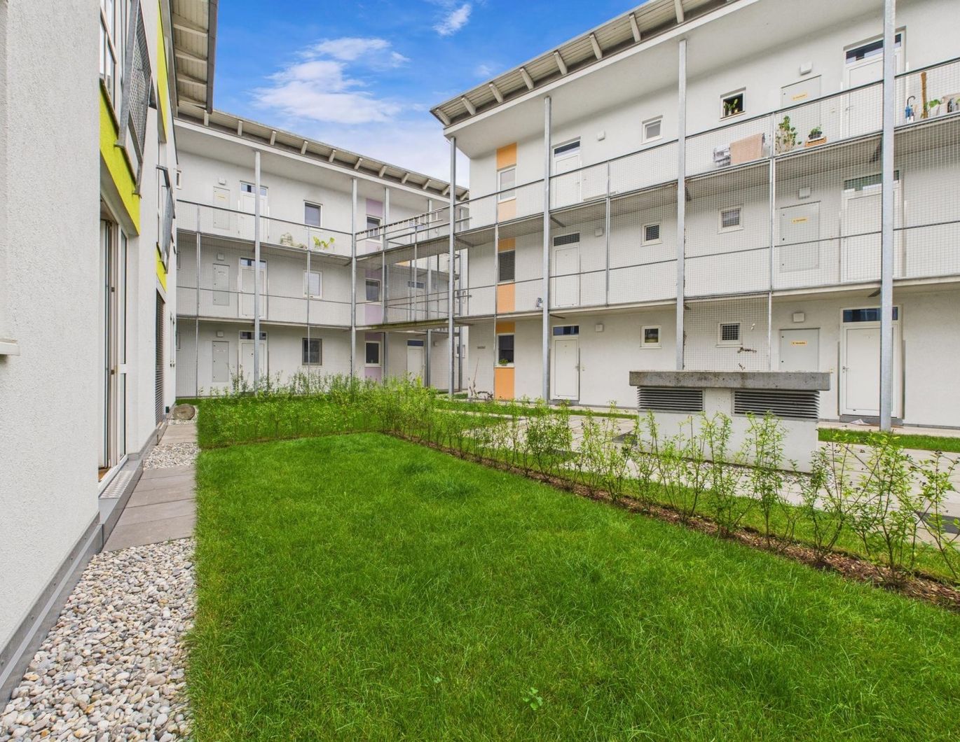 LINZ / URFAHR (PLESCHING): Perfekt aufgeteilte WOHNUNG mit ca. 44,4 m² Wohnfläche + Eigengarten ca. 28,7 m² + Parkplatz in der Tiefgarage
