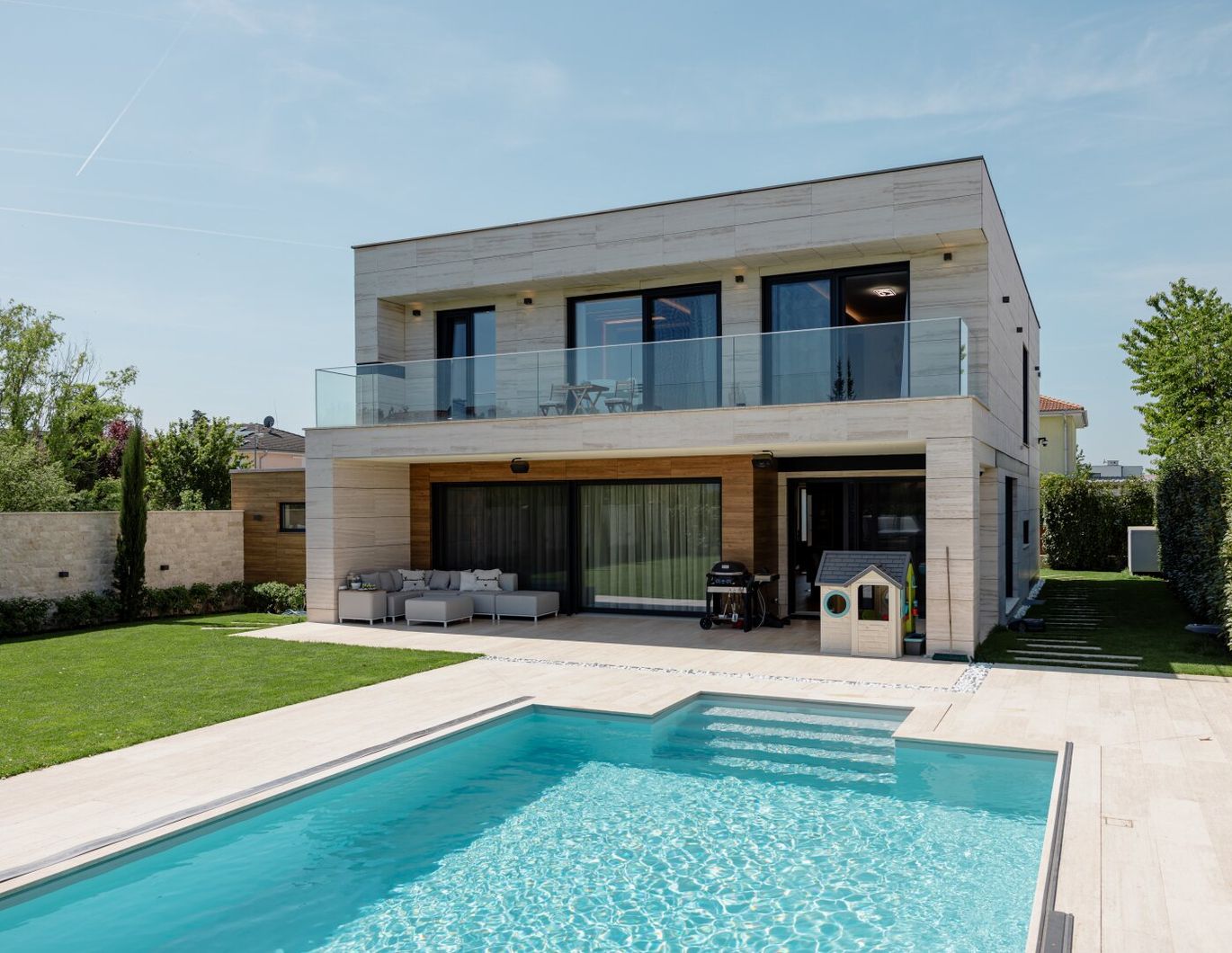 DER PURE LUXUS | DESIGNERVILLA MIT GARTEN & BEHEIZTEM POOL | VIDEO-PRÄSENTATION