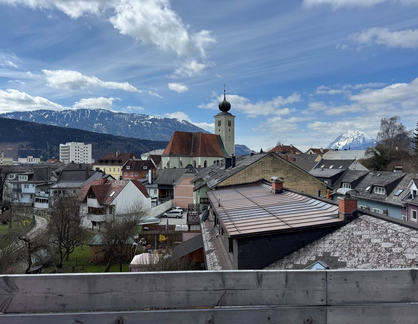 Exklusive Dachgeschosswohnung mit sonniger Terrasse und 2 Garagen - 134 m² Wohnkomfort mit Bergpanorama!