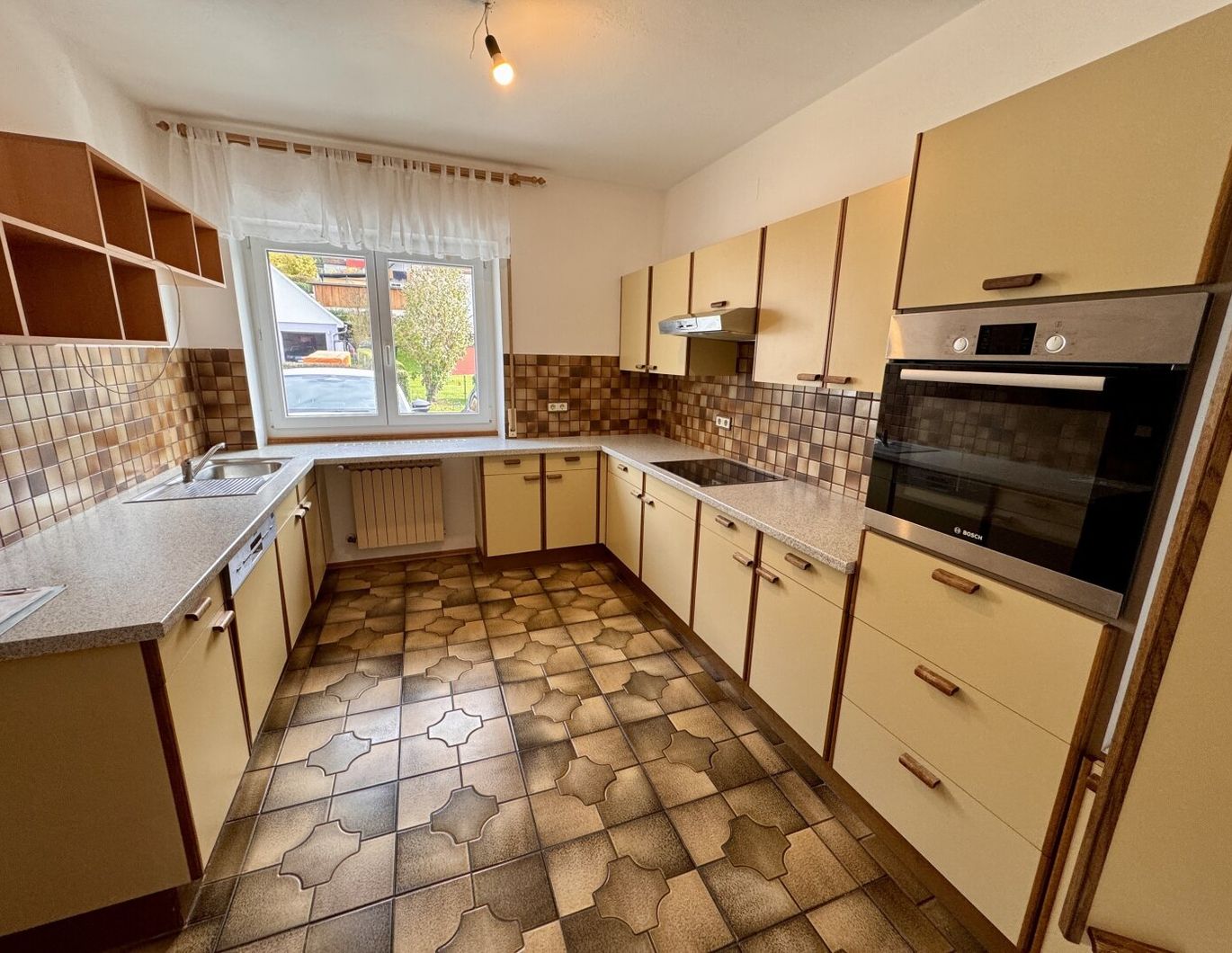 Großzügige Mietwohnung mit Balkon und zusätzlichen Räumen für Ihre Hobbys ...!