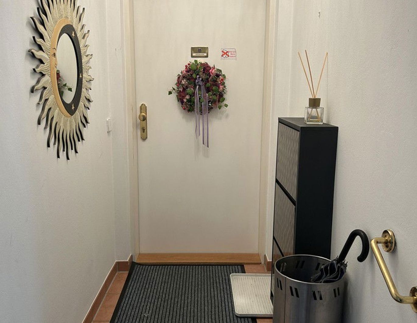 Sofort bezugsfertige möblierte 3 Zimmer Dachgeschoß Wohnung mit Terrasse und Klimaanlage