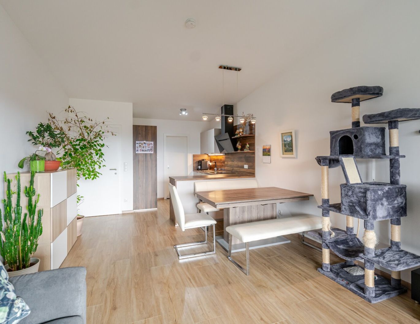 Moderne Neubauwohnung mit 12 m² Balkon und zwei Stellplätzen