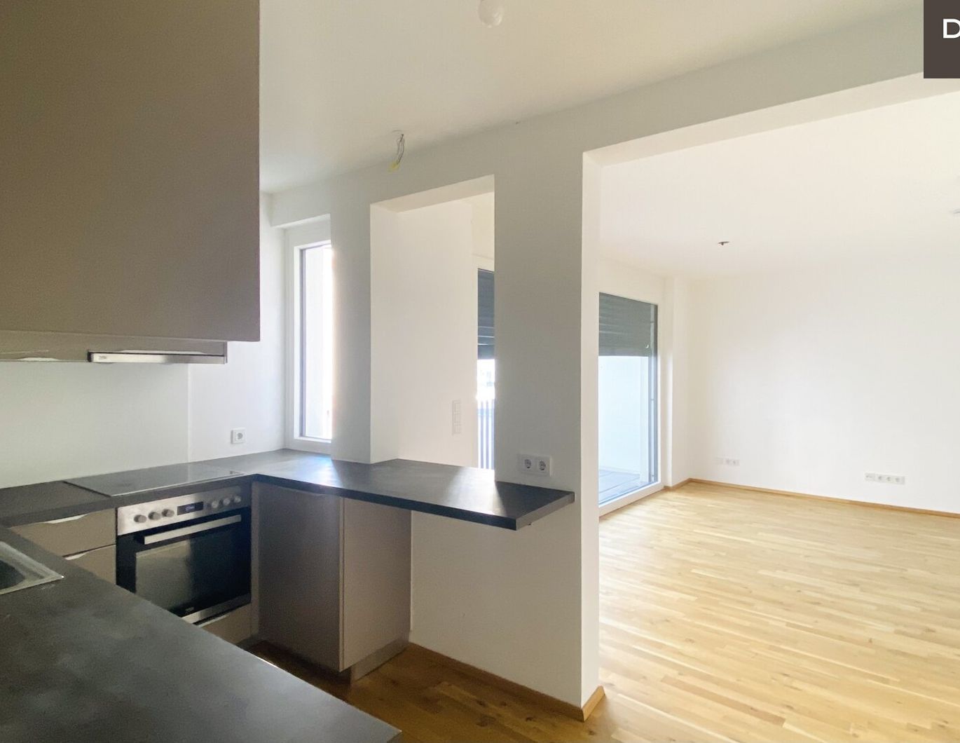 / ZWEI ZIMMER / INNENHOFSEITIG AUSGERICHTET / MODERNE ANLAGE / VERFÜGBAR AB SOFORT / U-BAHN NÄHE