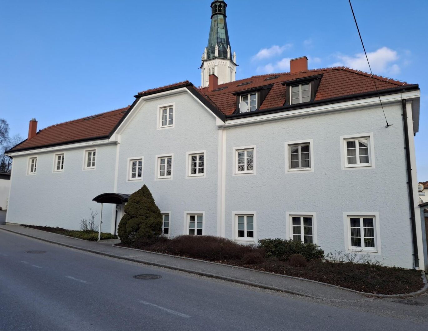 Gut aufgeteilte 2-Zimmer-Wohnung mit möblierter Küche im Zentrum von Lohnsburg