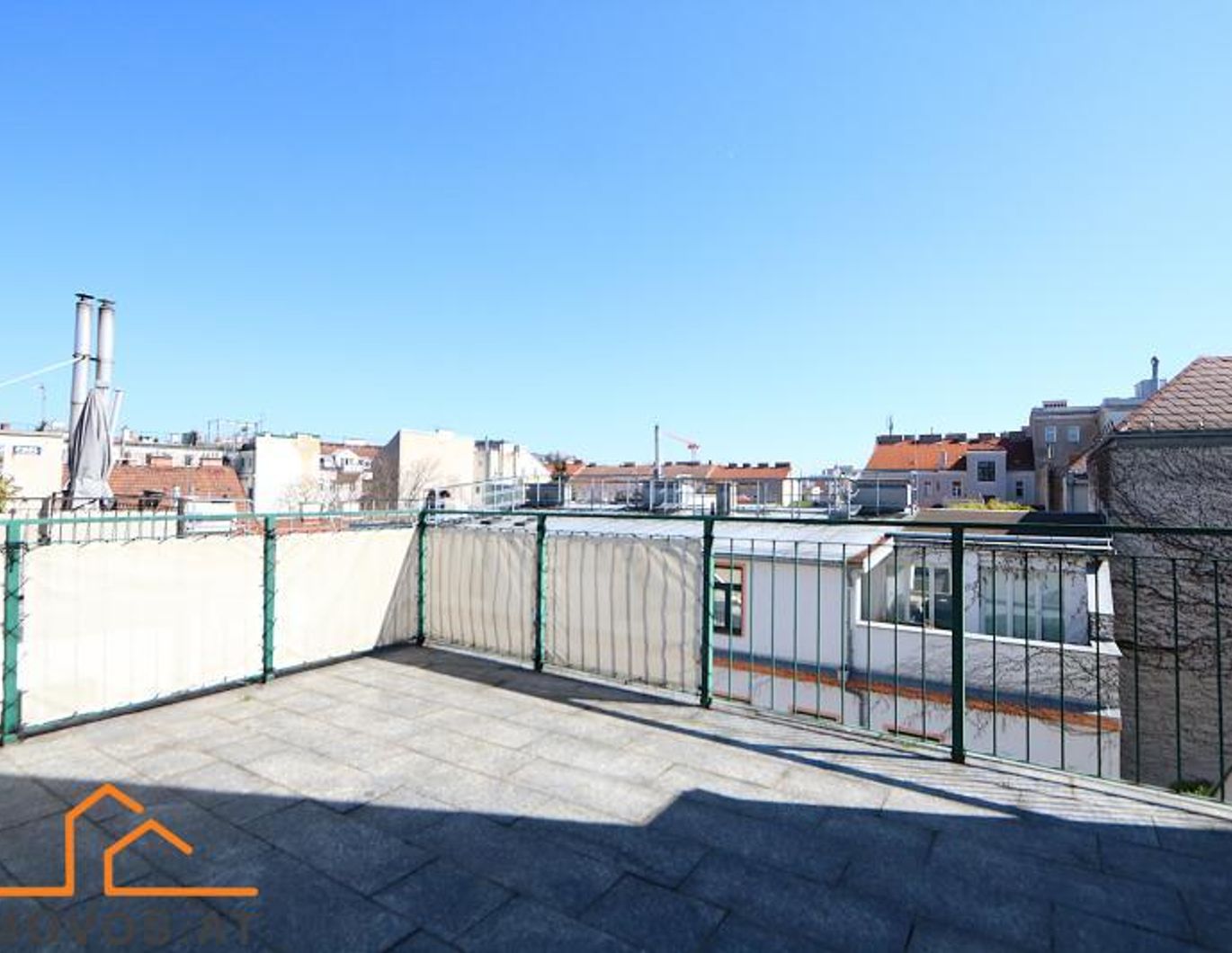 24 m2 Sonnen-Terrasse mit Ausblick im Altbau + 4 Zimmer-Wohnung + alles auf einer Ebene UND barrierefrei! Möglichkeit zu weiteren Dachflächen gegeben!