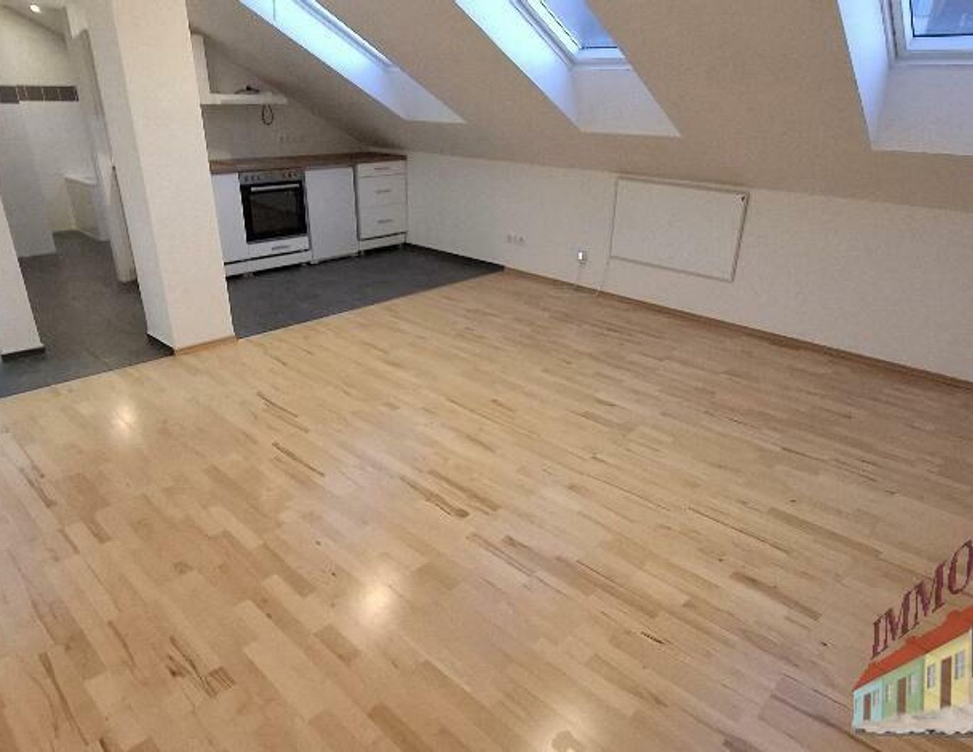 Wunderschöne Dachwohnung mit Klimaanlage in der Märzstraße Nähe S-Bahn - Einzug 15.12.25 unbefristeter Mietvertrag! Kein Lift im Haus!!!