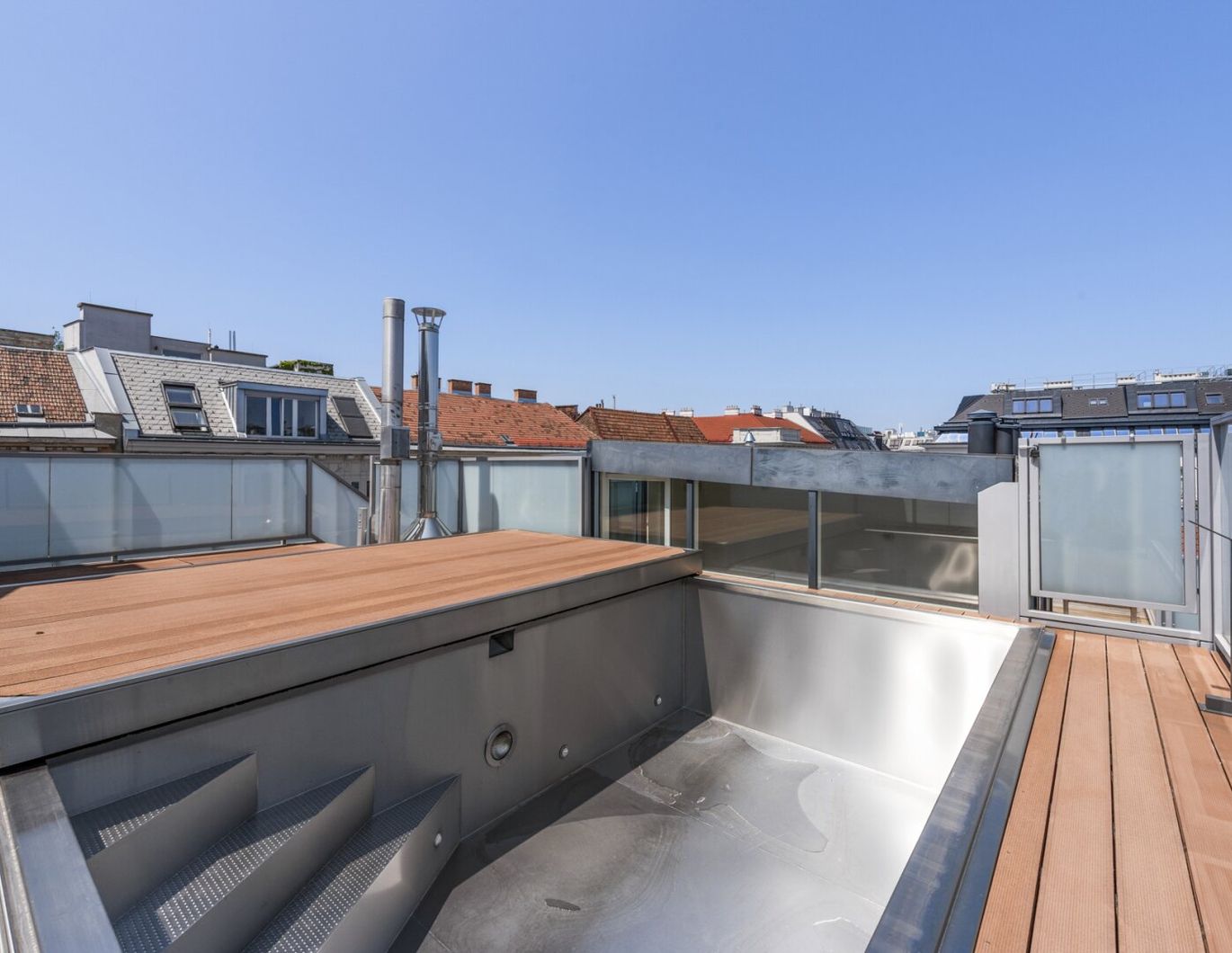 In 3 Minuten vom eigenen Pool ins pralle Leben - und trotzdem ein Familienrefugium