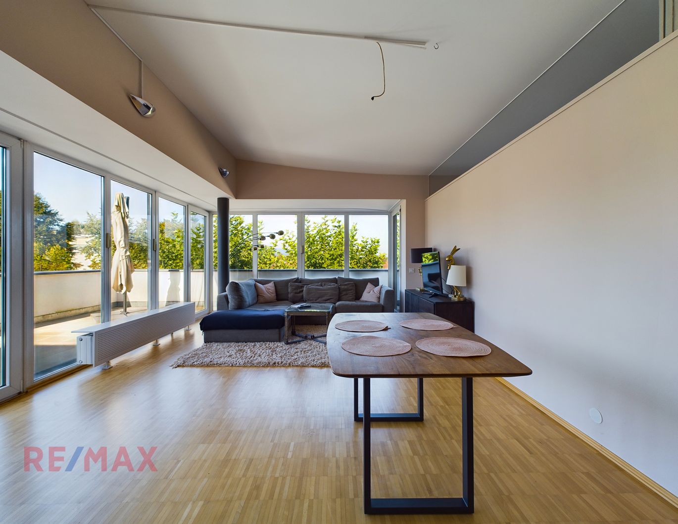 Einzigartige 3-Zimmer Dachgeschosswohnung mit atemberaubender Terrasse