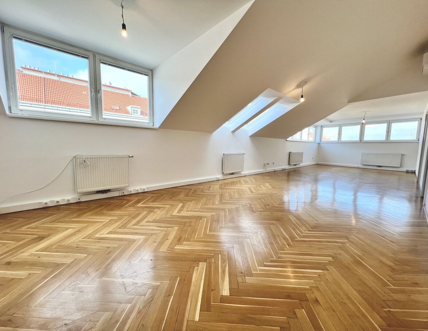 Schönes 93m² Dachgeschoß-Apartment, 2 Zimmer, Lift zu mieten für € 1497,68!