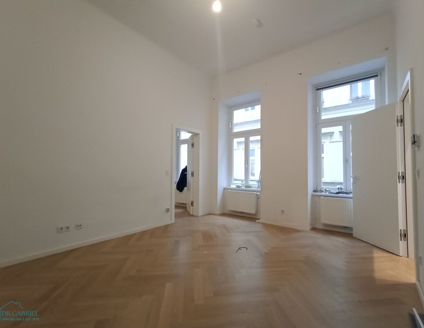 INNENHOF-ALTBAUMIETE BEIM BURGRING