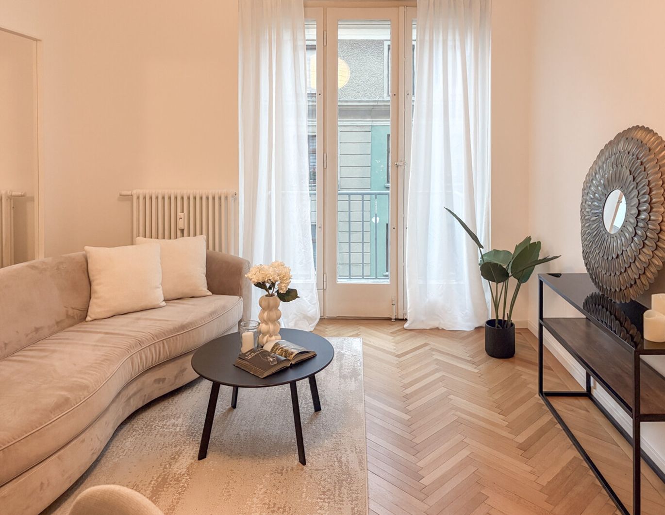 Unmittelbare Naschmarkt-Nähe: Sehr helle Altbauwohnung