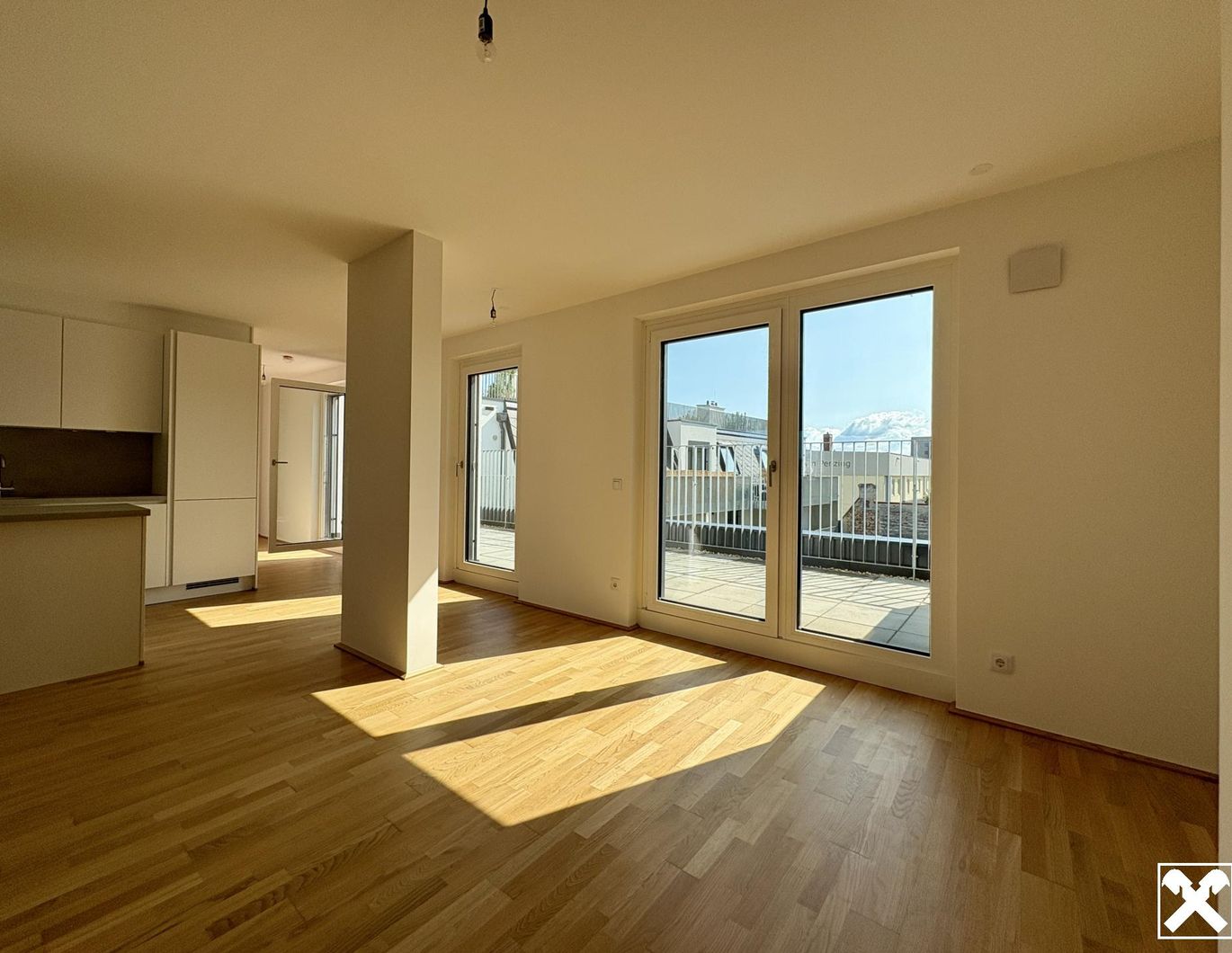 Lichtdurchflutete Dachwohnung mit offenem Wohn-Essbereich
