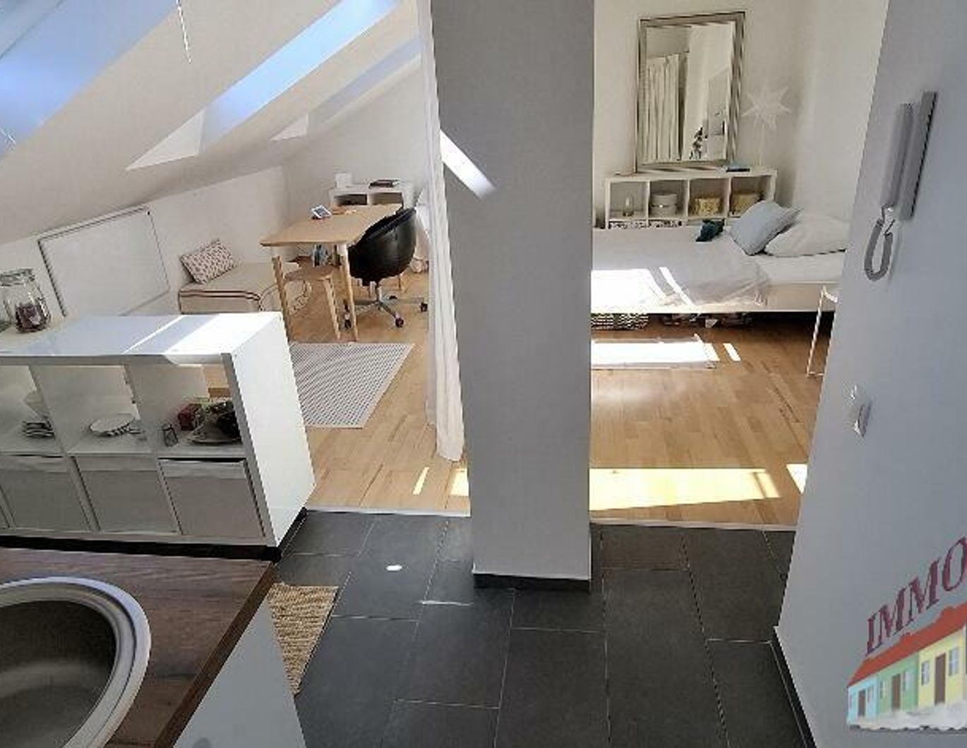 Wunderschöne Dachwohnung mit Klimaanlage in der Märzstraße Nähe S-Bahn - Einzug 1.12.25 unbefristeter Mietvertrag! Kein Lift im Haus!!!