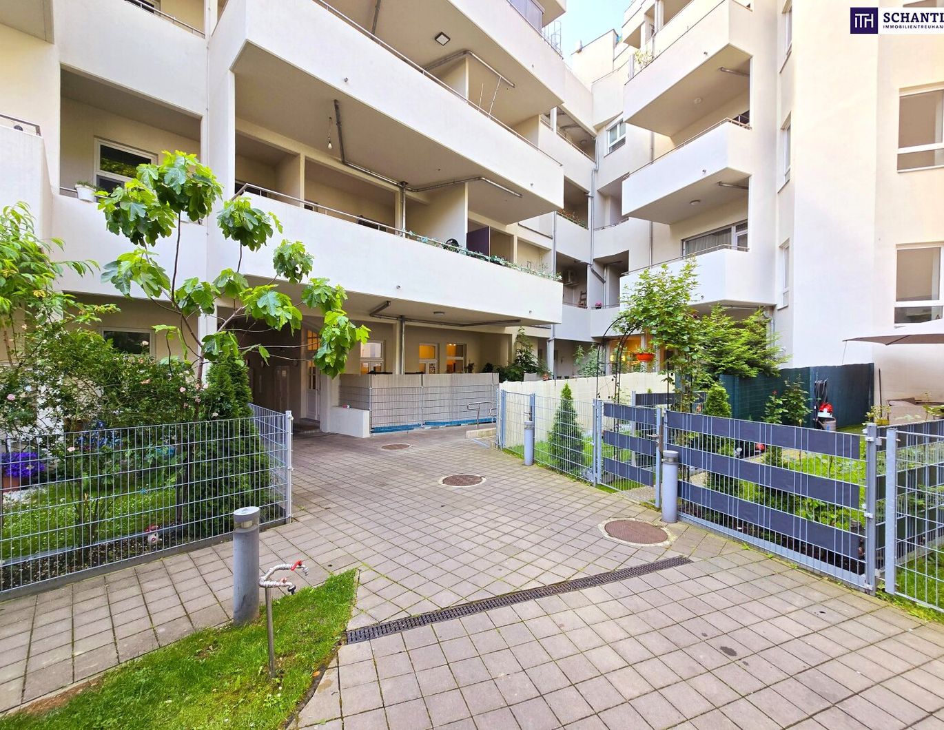Die Gelegenheit! Entzückende Altbauwohnung mit hofseitiger Terrasse bzw. Garten + Saniertes Altbauhaus mit großem Innenhof + Beste Infrastrukur und Anbindung! Jetzt zugreifen!