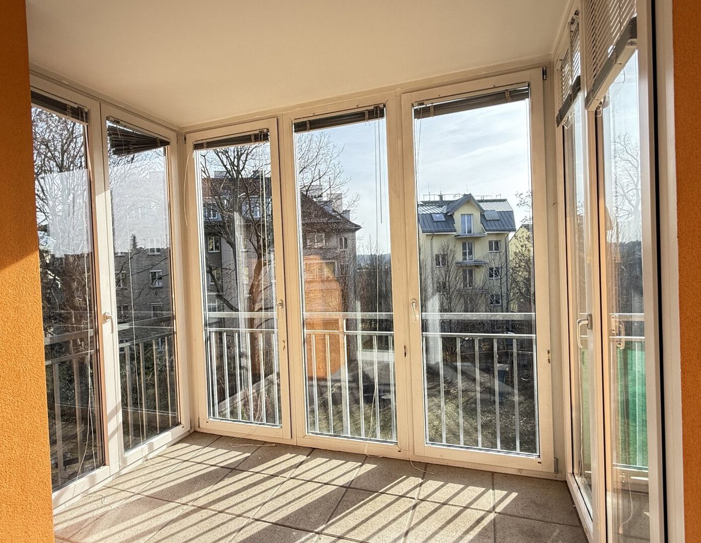 Nahe Schönbrunn: 2-Zimmer-Wohnung mit Balkon und Wintergarten sowie ein opt. Stellplatz!