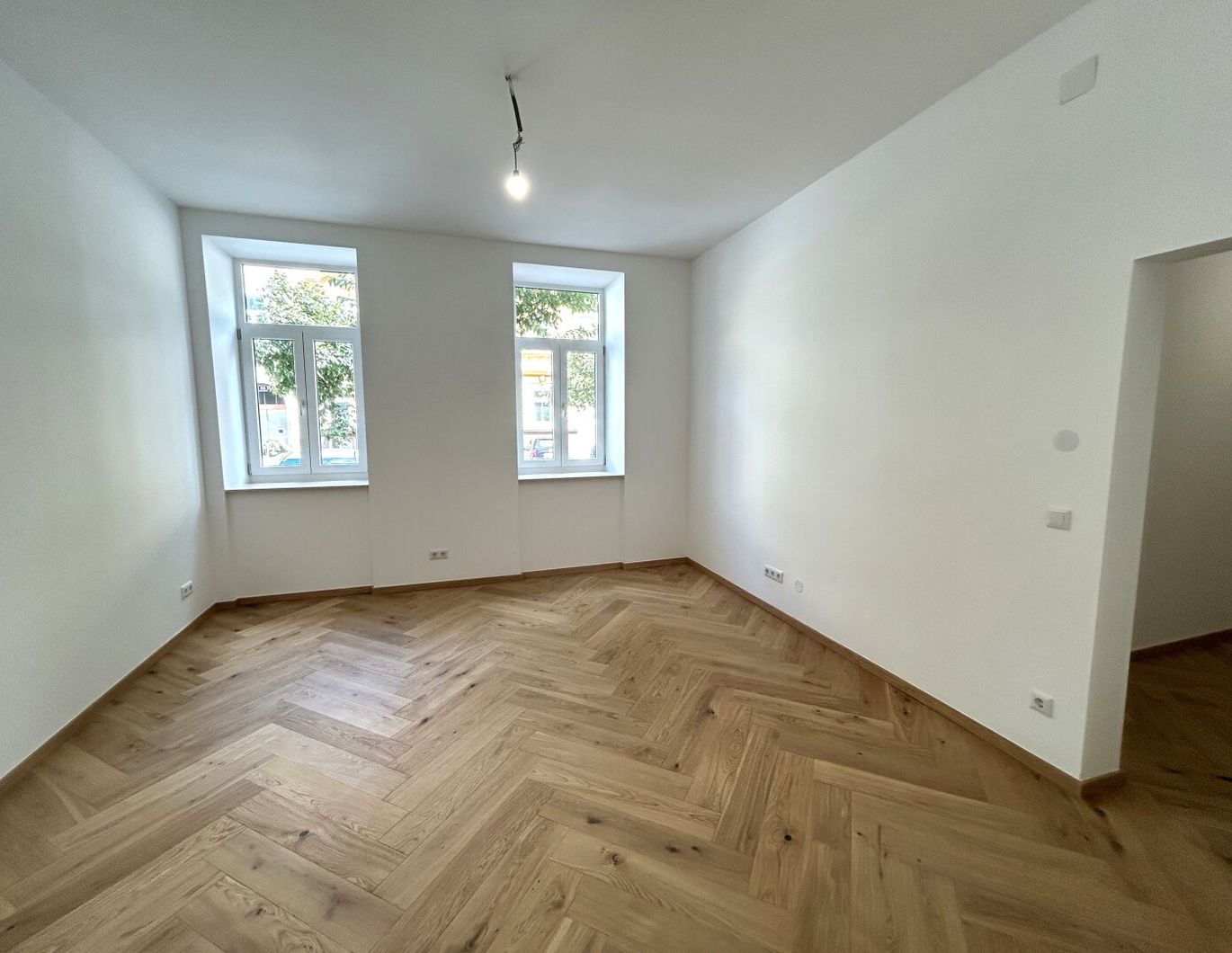 NEUREAL - ERSTBEZUG-Charmante, generalsanierte Altbauwohnung in guter Lage zu verkaufen!