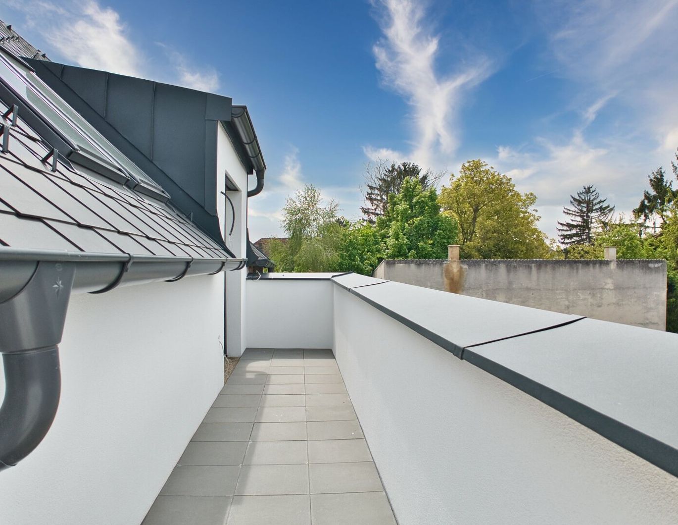 Erstbezug nach Errichtung | 3-Zimmer Dachgeschosswohnung mit Balkon in ruhigen Innenhof | PKW-Abstellplatz | fertiggestellt & bezugsbereit