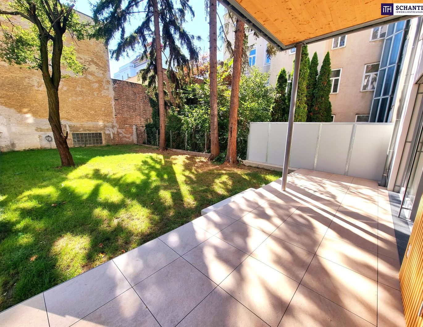 Rarität! Altbau-Feeling + Gartenparadies + Zukunftsenergie! Hochwertig sanierte 3-Zimmer-Wohnung mit Terrasse, Garten und Erdwärme! Familienparadies mit jeder Menge Lebensqualität!