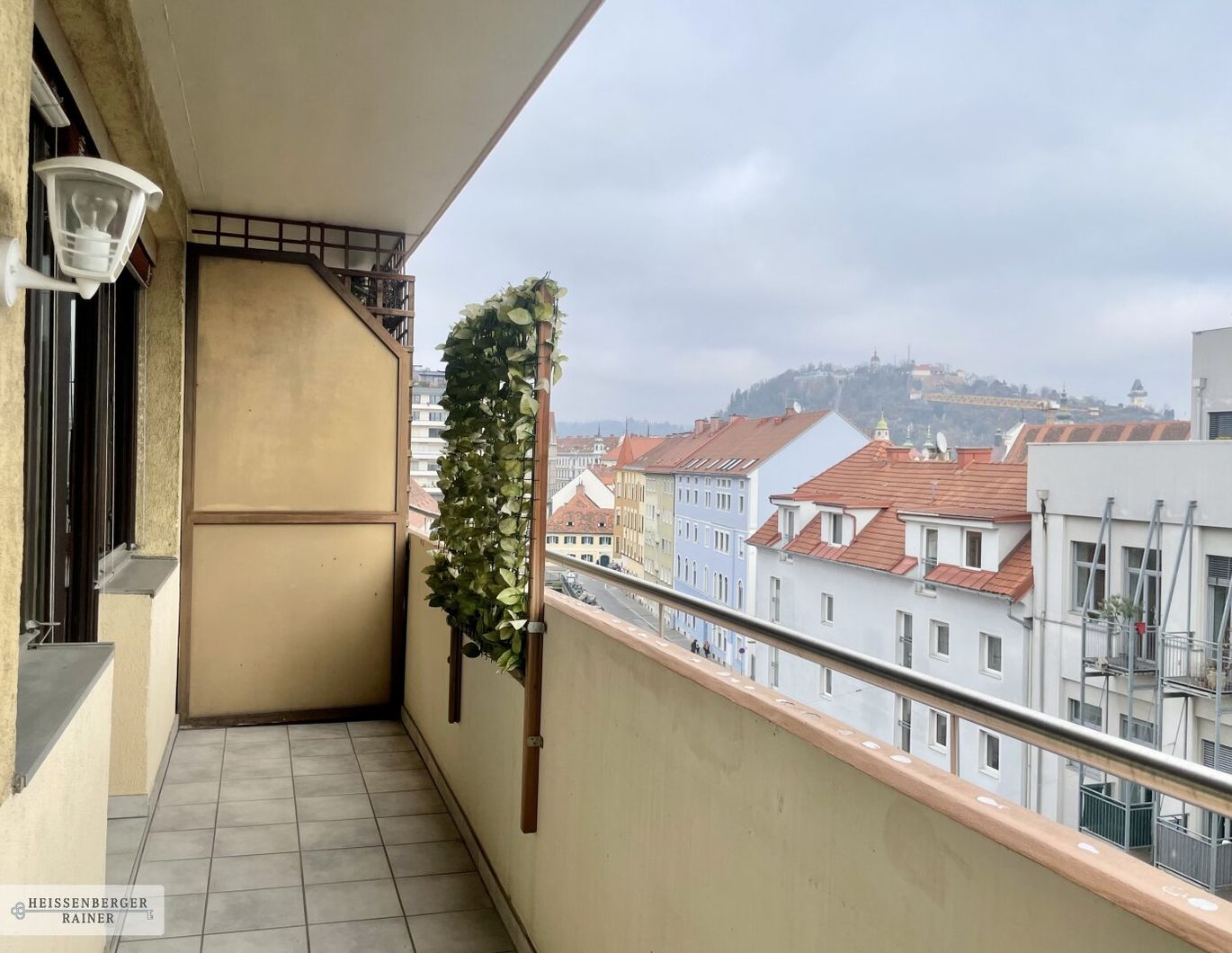 Sanierungsbedürftige 2-Zimmerwohnung mit großem Balkon und Tiefgaragenstellplatz - Schlossbergblick