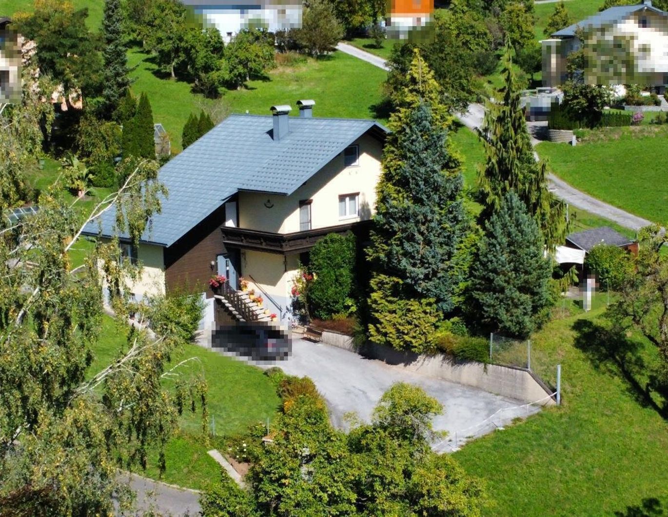 Großes Wohnhaus mit Garage, Keller, Wellblechgarage und Gartenhaus in sonniger und ruhiger Lage mit unverbaubarem Ausblick