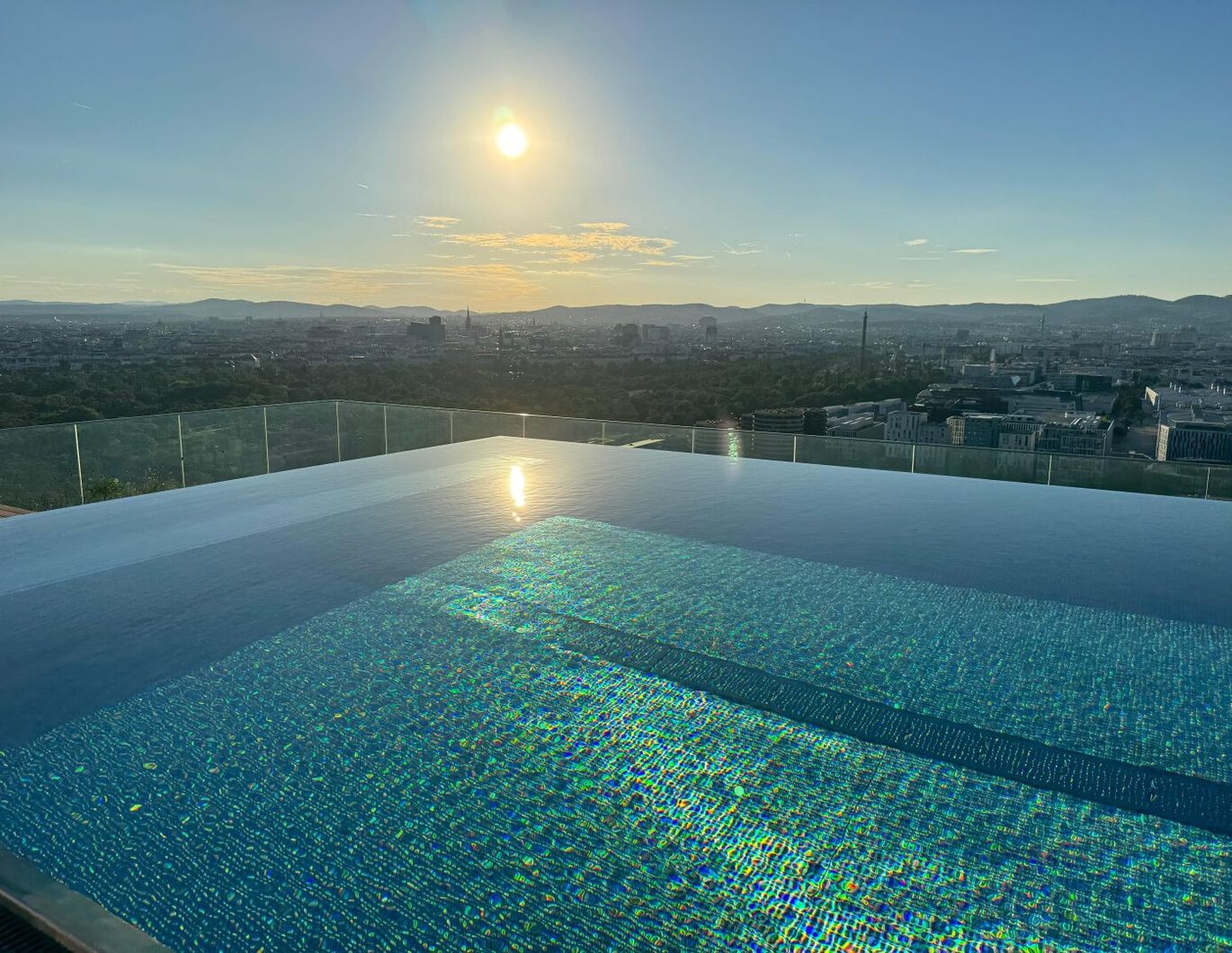 Rooftop Pool, Concierge! Luxuswohnung im Hochhaus Grünblick 5.OG | U2 | XL-Balkon
