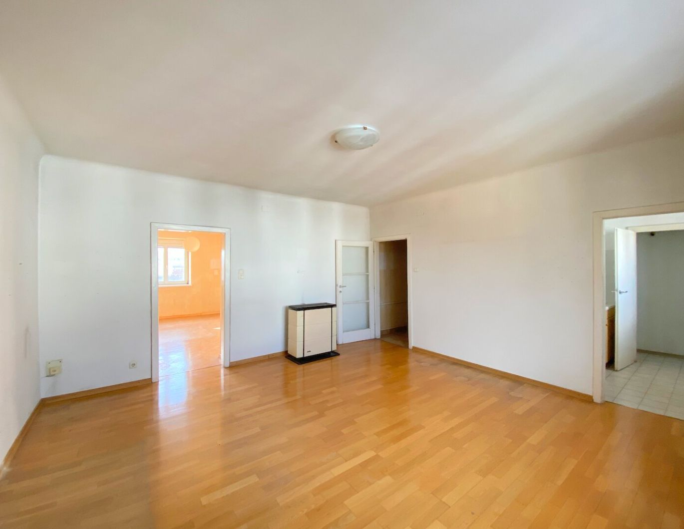 U3 NÄHE! 2 Zimmer im DG zu SANIEREN, SONNIG und RUHIG