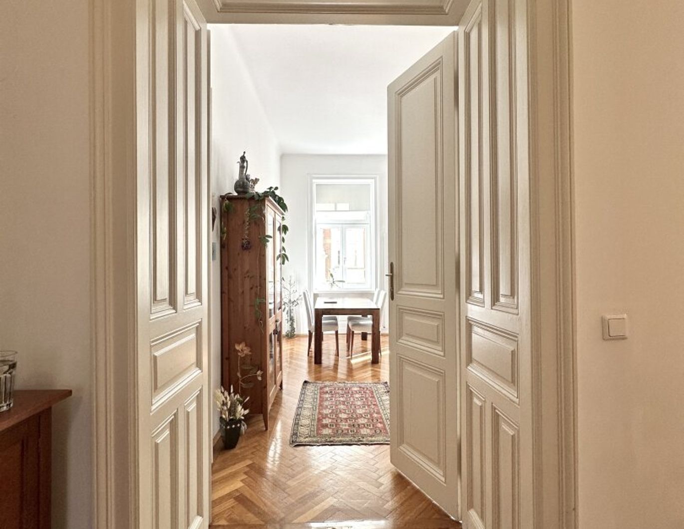 Elegante Altbauperle in Bestlage - top saniert, zentral begehbar und mit traumhaftem Grünblick! Schnell sein...