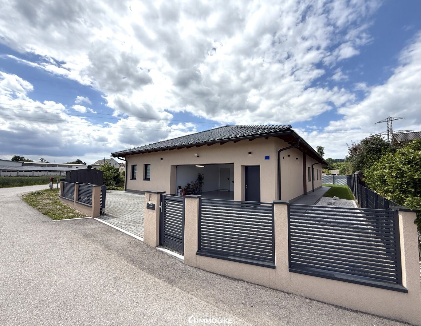 Exzellent gebaut. Technisch auf höchstem Niveau. - 6-Zimmer-Bungalow für anspruchsvolles Wohnen.