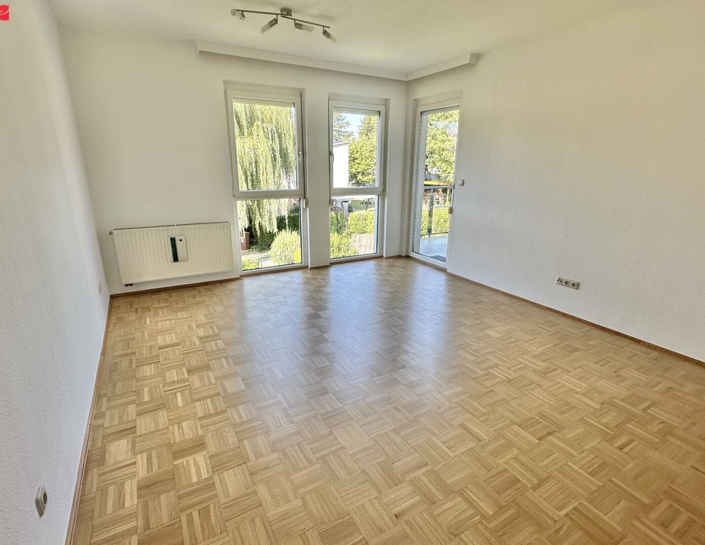 Toplage genießen: Lichtdurchflutete Wohnung mit Balkon & Carport