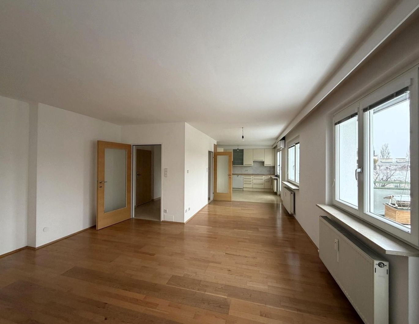 Klimatisierte Dachgeschosswohnung mit 4 Schlafzimmer und Garage // Air-conditioned attic apartment with 4 bedrooms and garage //