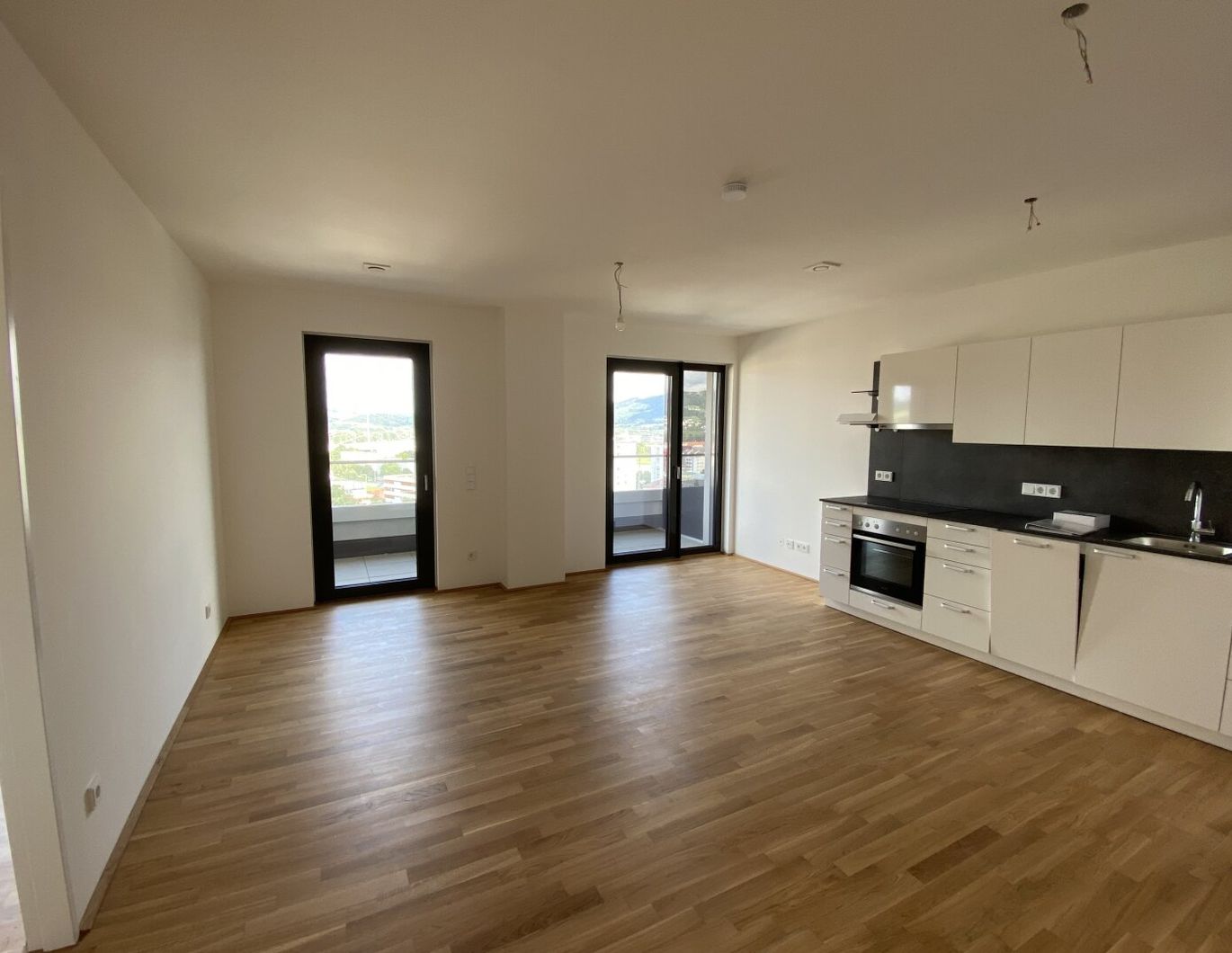 Bruckner Tower, Top 14.09 mit Balkon und sensationellem Fernblick!